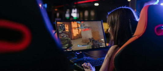 persona jugando en una silla gamer de color rojo con negro