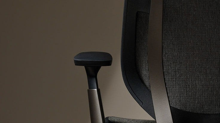silla-de-escritorio-ergonomica-negra-fondo-moderno