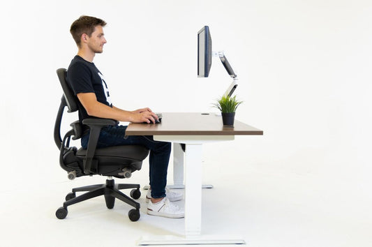 persona sentada en una silla ergonomica trabajando